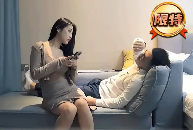 一边亲一边往下摸的相关介绍