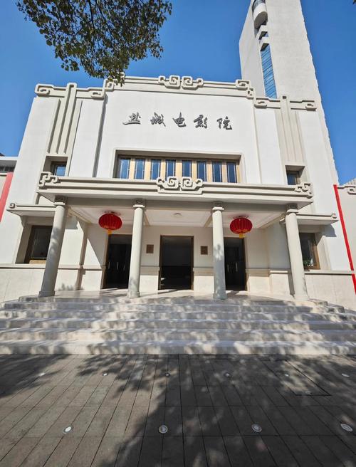 家庭私人影院投影选购指南：沉浸式画质、高亮度白天观影与高性价比安装方案