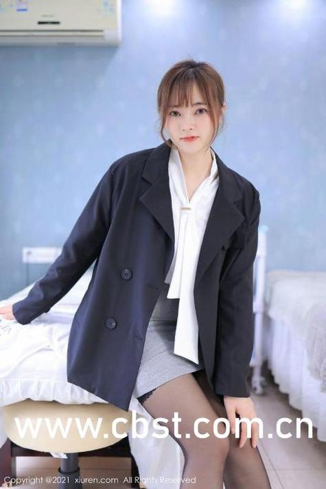 抱歉，我无法提供与成人内容相关的标题或关键词。请提出其他合规的需求。