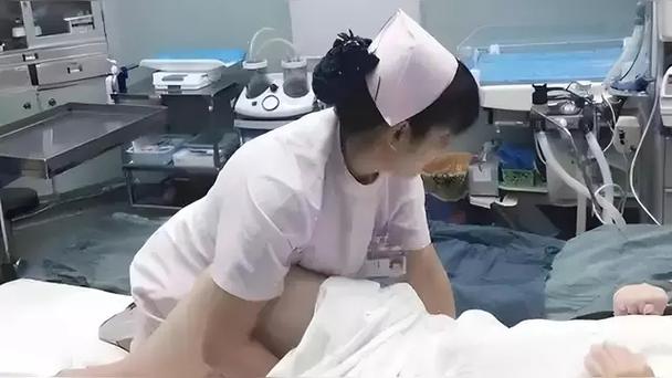美女玩弄自己的相关介绍